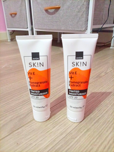 Avon skin tinted moisturiser - tinted,